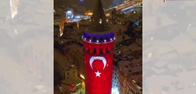 Kar manzarasına Galata Kulesi'ne yansıtılan Türk Bayrağı eşlik etti!
