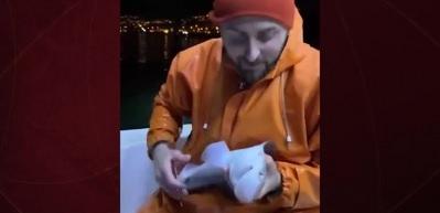 Köpek balığını gıdıklayıp öptü! Karadenizli balıkçının görüntüleri viral oldu
