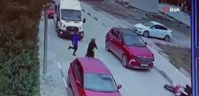 K&uuml;&ccedil;&uuml;k &ccedil;ocuk aniden yola atladı: Baba-kız yola savruldu