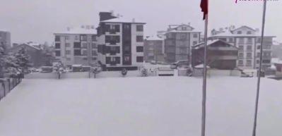 Okul müdürü öğrencilere anons yaptı: Tüm öğrenciler okul bahçesinde kar topu oynadı!
