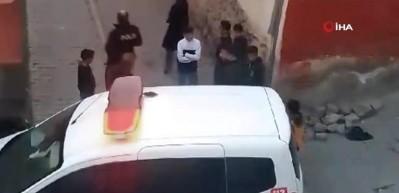 Şanlıurfa'da 5 ve 7 yaşındaki iki &ccedil;ocuğu soğuk su d&ouml;k&uuml;p hortumla d&ouml;vd&uuml;ler