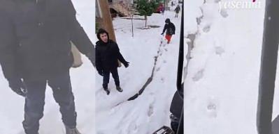 Sultanbeyli Belediyesi'nden alkış alan hareket! Kar topu oynayan çocukları kırmadılar