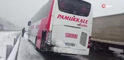 TEM&rsquo;de aynı noktada 6 aracın karıştığı 3 farklı kaza: 1 yaralı