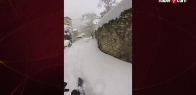 Yağan karı fırsat bildiler: Sokakta kayak keyfi!