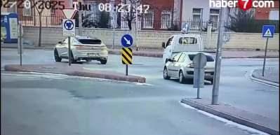 Yol vermek için yavaşladı arkadan hızla gelen araç çarptı!