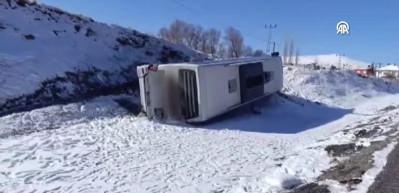 Yozgat'ta yolcu otob&uuml;s&uuml; devrildi: 6 yaralı