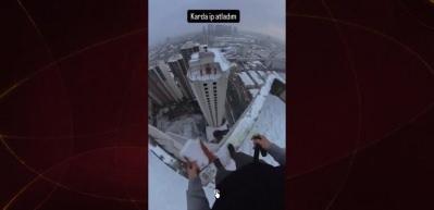 Yükseklik korkusu olan bu videoyu izlemesin! Çatıda karlı zeminde ip atladı.