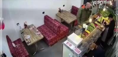 Çiğ köftecinin yaptığı şaka müşteriye hayatı sorgulattı: Öldüm mü acaba?