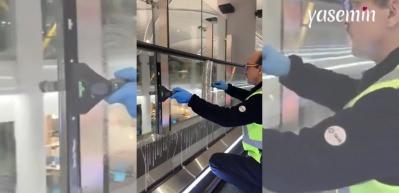 Havalimanında çalışan temizlik görevlisi işinin hakkını verdi!