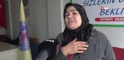 Elleri &ouml;p&uuml;lesi &ouml;ğretmen! Muhta&ccedil;lara g&ouml;n&uuml;ll&uuml; aş&ccedil;ılık yapıyor