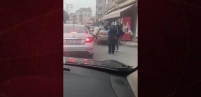 Tek başına arabaları kaldırıp kenara &ccedil;ekti