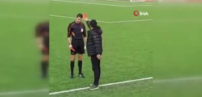 Kul&uuml;p y&ouml;neticisi sahaya girdi hakeme kırmızı kart g&ouml;sterdi! İşte yeşil sahadaki o sıra dışı tepki