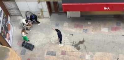 &Ccedil;arşıda silah &ccedil;ektiler, polis merkezinin &ouml;n&uuml;nde orak ve bijonla saldırdılar
