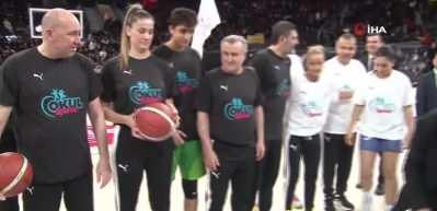 Gen&ccedil;lik ve Spor Bakanı Osman Aşkın Bak g&ouml;steri ma&ccedil;ında basketbol oynadı