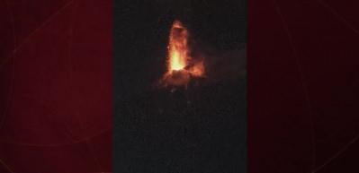 Guatemala'daki Fuego adlı yanardağı patladı 