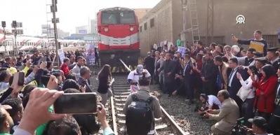 Mırsırlı g&uuml;reş&ccedil;i 279 tonluk treni 10 boyunca &ccedil;ekerek tarihe ge&ccedil;ti!