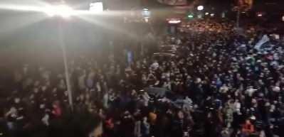 Sırbistan'da ortalık karıştı! &Ouml;ğrenciler devlet televizyon binasını ablukaya aldı