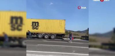 TEM Otoyolu'nda korkutan yangın: Tır alevlere teslim oldu