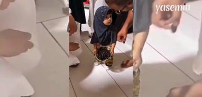 Umre'de iftar için hurma dağıtan minik kız görenlerin kalbini ısıttı
