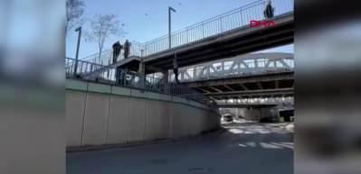 Video uğruna &uuml;st ge&ccedil;idin altından ge&ccedil;meye &ccedil;alışırken d&uuml;ş&uuml;p 2 bacağını kırdı