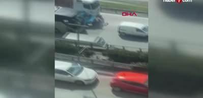 Çekiçle saldırdığı tırın altında kalmaktan son anda kurtuldu