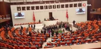 CHP milletvekilleri k&uuml;rs&uuml;y&uuml; işgal etti! TBMM'de 'İmamoğlu'nun diploması' protestosu