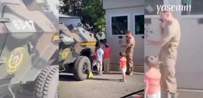 Çocuklardan Özel Harekat Polislerine gül hediyesi! "Çocukların inceliği"