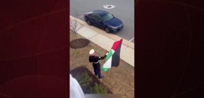 Eski Amerikan askeri, Trump’ın İsrail desteğini protesto etmek için Filistin bayrağı dalgalandırdı