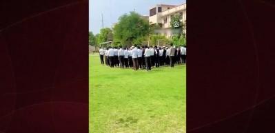 Hindistan'da namaz kılan öğrencilere gözaltı kararı!
