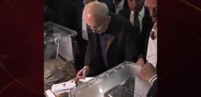 Kemal Kılı&ccedil;daroğlu CHP'nin Cumhurbaşkanlığı adayı &ouml;n se&ccedil;iminde oy kullandı.