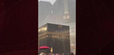 Mekke'ye rahmet yağmuru! Kabe'de muhteşem görüntüler