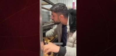 Onlarca naaşın arasında &ccedil;ocuğunu bulmaya &ccedil;alışan Gazzeli baba&hellip;