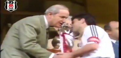 Beşiktaş, 1992 yılında kazandığı namağlup şampiyonluk kupasını b&ouml;yle kaldırdı