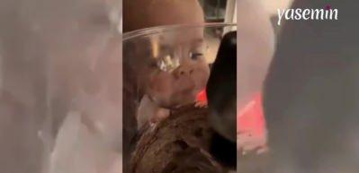 Kek yapan annesini böyle izledi: "Keki çok seviyor galiba"