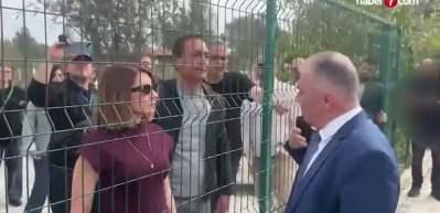 KKTC'de baş&ouml;rt&uuml;s&uuml; yasak&ccedil;ılarından okul işgali! Bakanlık yetkilisini i&ccedil;eri almadılar