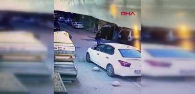 Esenyurt'ta park halindeki iki otomobile çarpıp kaçan sürücü kamerada