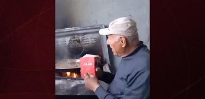 Gazzeli bir babanın mahcubiyeti.. Kitabı yakacağı i&ccedil;in &ouml;z&uuml;r diledi