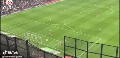 Trib&uuml;ndeki Galatasaray taraftarı Rafa'nın gol&uuml;ne 'hayranlığını' gizleyemedi