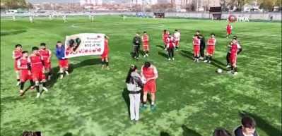 Kayseri’de futbol maçında sürpriz evlilik teklifi: Muhammed Tarık Tiryaki, Sıla Arıkan’a evet dedirdi