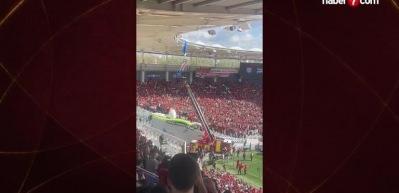 Dakikalarca kurtarılmayı bekledi: Paraşütçü çatıya asılı kaldı