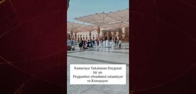 Medine'de duygu dolu anlar! Yaşlı adam kiminle konuşuyor