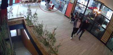 Yan baktın cinayeti! AVM'de dehşete d&uuml;ş&uuml;ren anlar