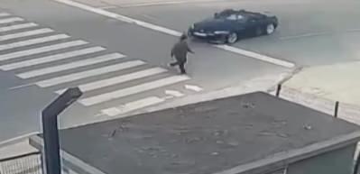Yaya ge&ccedil;idindeki kişinin &uuml;zerine otomobilini s&uuml;rd&uuml; emniyet affetmedi 