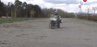 Hen&uuml;z '3' yaşında motosiklet kullanıyor