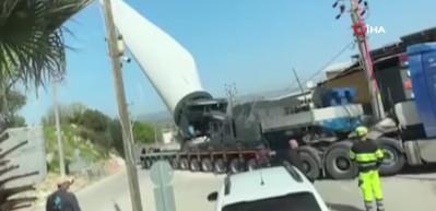 Çanakkale'de rüzgar gülü kanadı taşıyan tırın devrilme anı kamerada