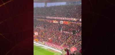 Galatasaray tribünlerinden "Kudür özgür değilse dünya tutsaktır" pankartı