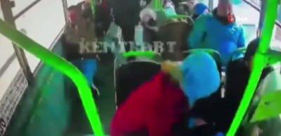 Otob&uuml;ste y&uuml;rekleri ağza getiren anlar! K&uuml;&ccedil;&uuml;k &ccedil;ocuk annesinin kucağına yığıldı
