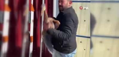 Yol kenarında bulduğu yaralı ergüvani balıkçıl kuşunu yetkililere teslim etti