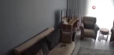 Depremden kaçış anları kameraya yansıdı
