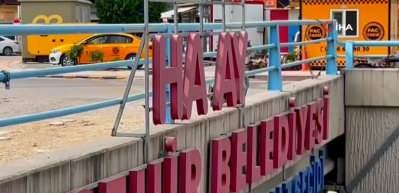 Hatay&rsquo;da ilgin&ccedil; olay: 6 tabeladan &lsquo;T&rsquo; harfi kayboldu